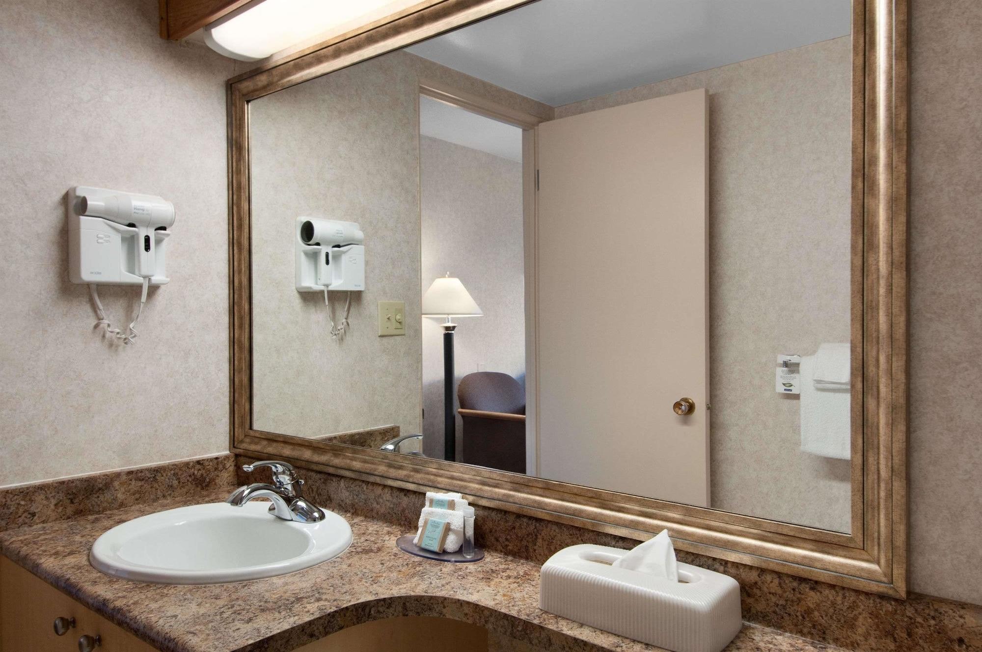 Days Inn By Wyndham Victoria Uptown Eksteriør billede