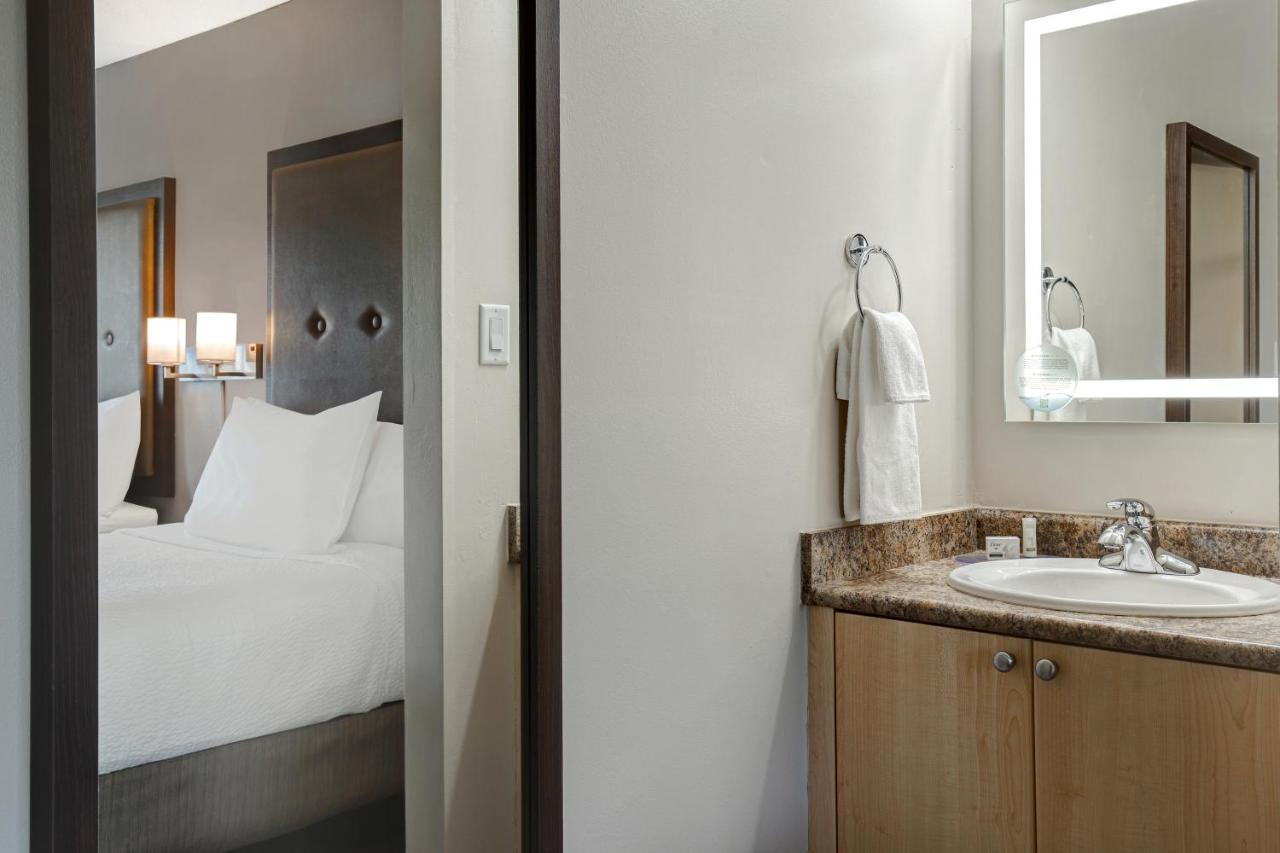 Days Inn By Wyndham Victoria Uptown Eksteriør billede