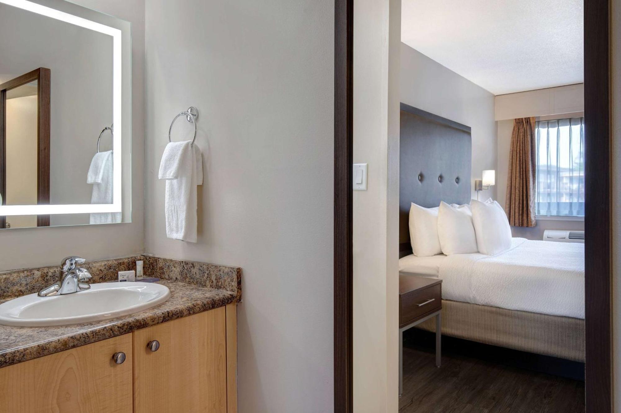 Days Inn By Wyndham Victoria Uptown Eksteriør billede