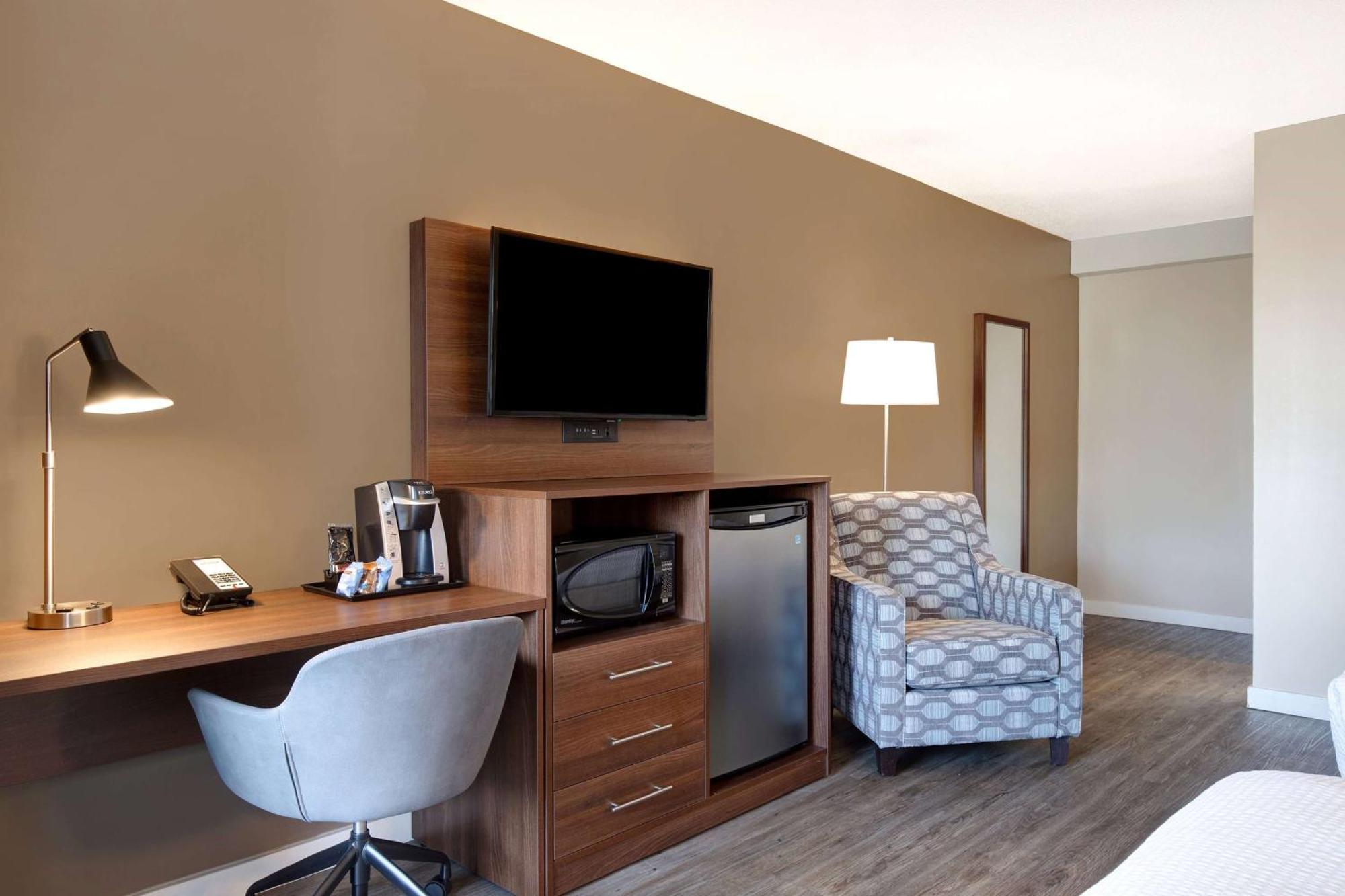 Days Inn By Wyndham Victoria Uptown Eksteriør billede