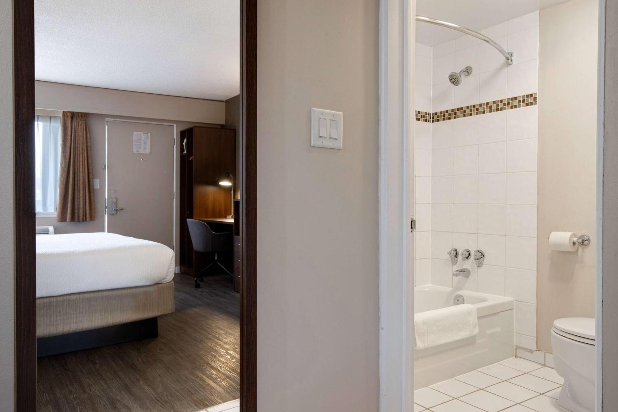 Days Inn By Wyndham Victoria Uptown Eksteriør billede