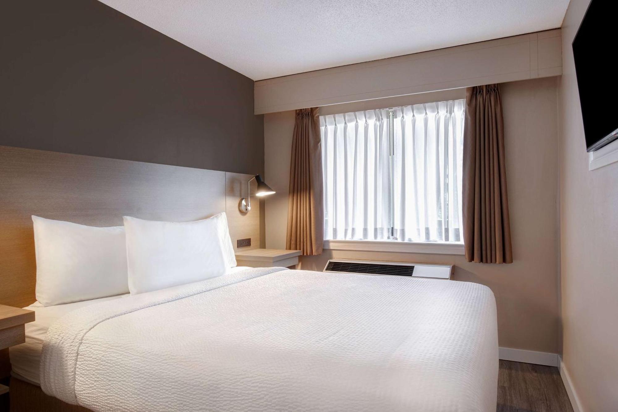 Days Inn By Wyndham Victoria Uptown Eksteriør billede