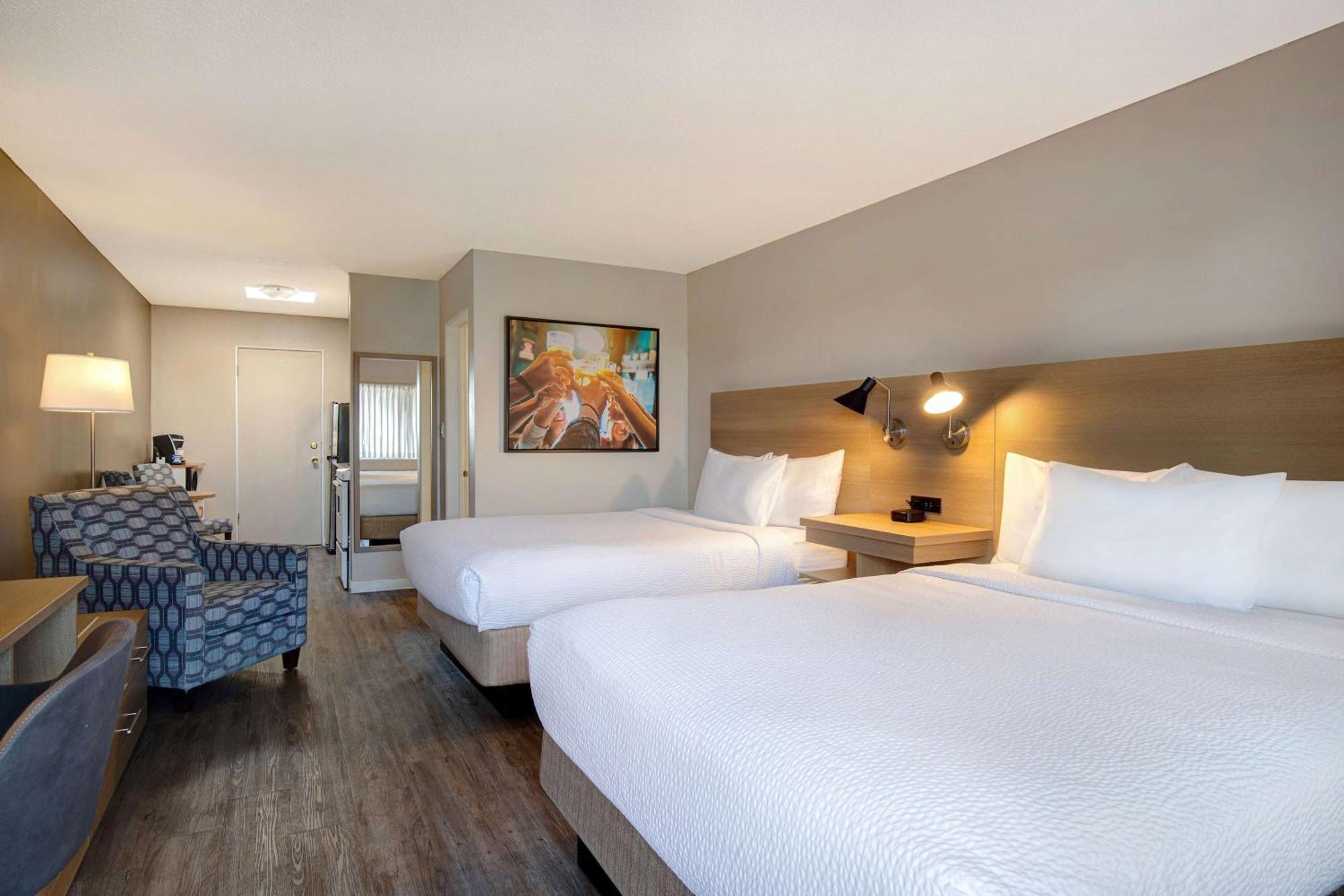 Days Inn By Wyndham Victoria Uptown Eksteriør billede